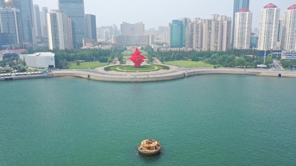 青岛海上百米喷泉位于五四广场南侧海面据了解,青岛海上百米喷泉由