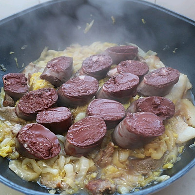 13,撒点香菜准备开吃吧,独有的东北特色菜,大片五花肉,搭配酸菜和血肠