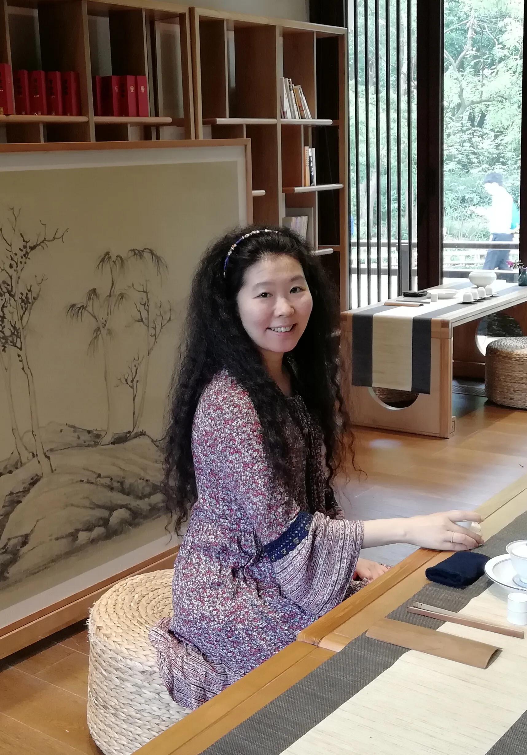 山东济南人,中国美术家协会会员,中国工笔画学会会员,中国女画家协会