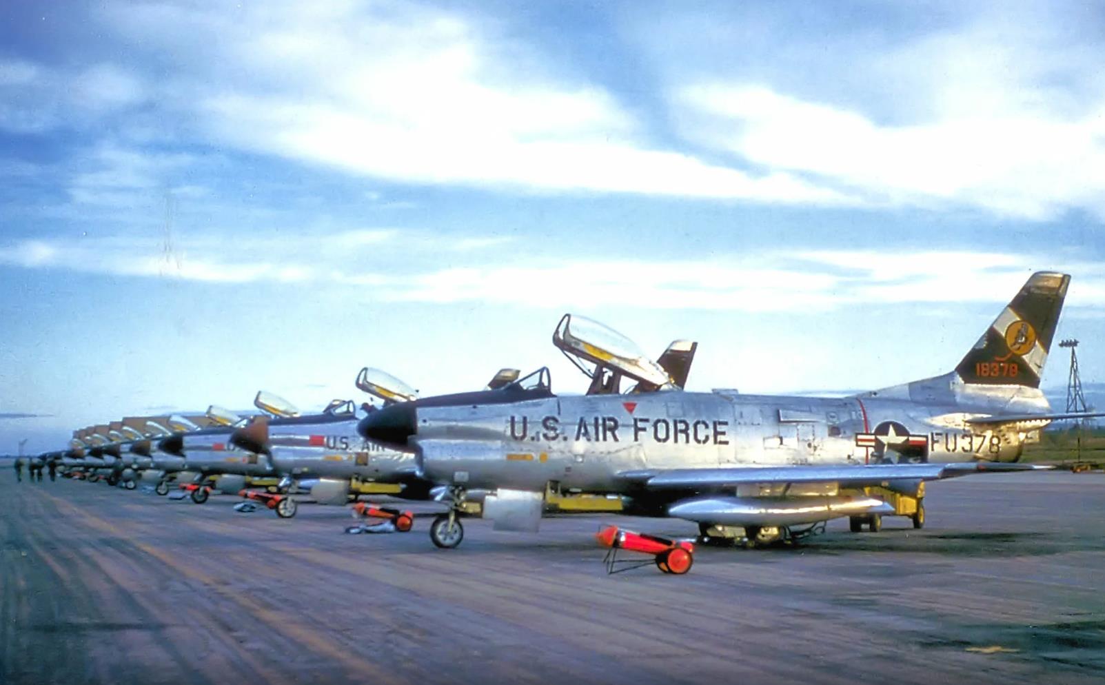 f-86d截击机,做出较大技术改进,绰号"军刀狗"!