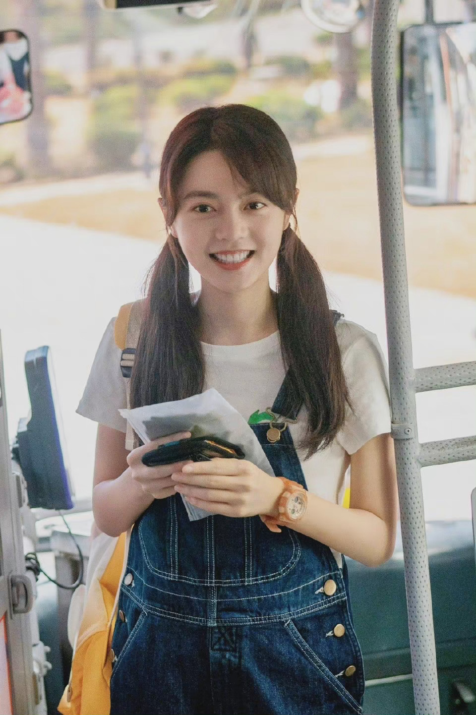 赵今麦最新双马尾造型低双马尾77元气背带裤妹妹真的超可爱