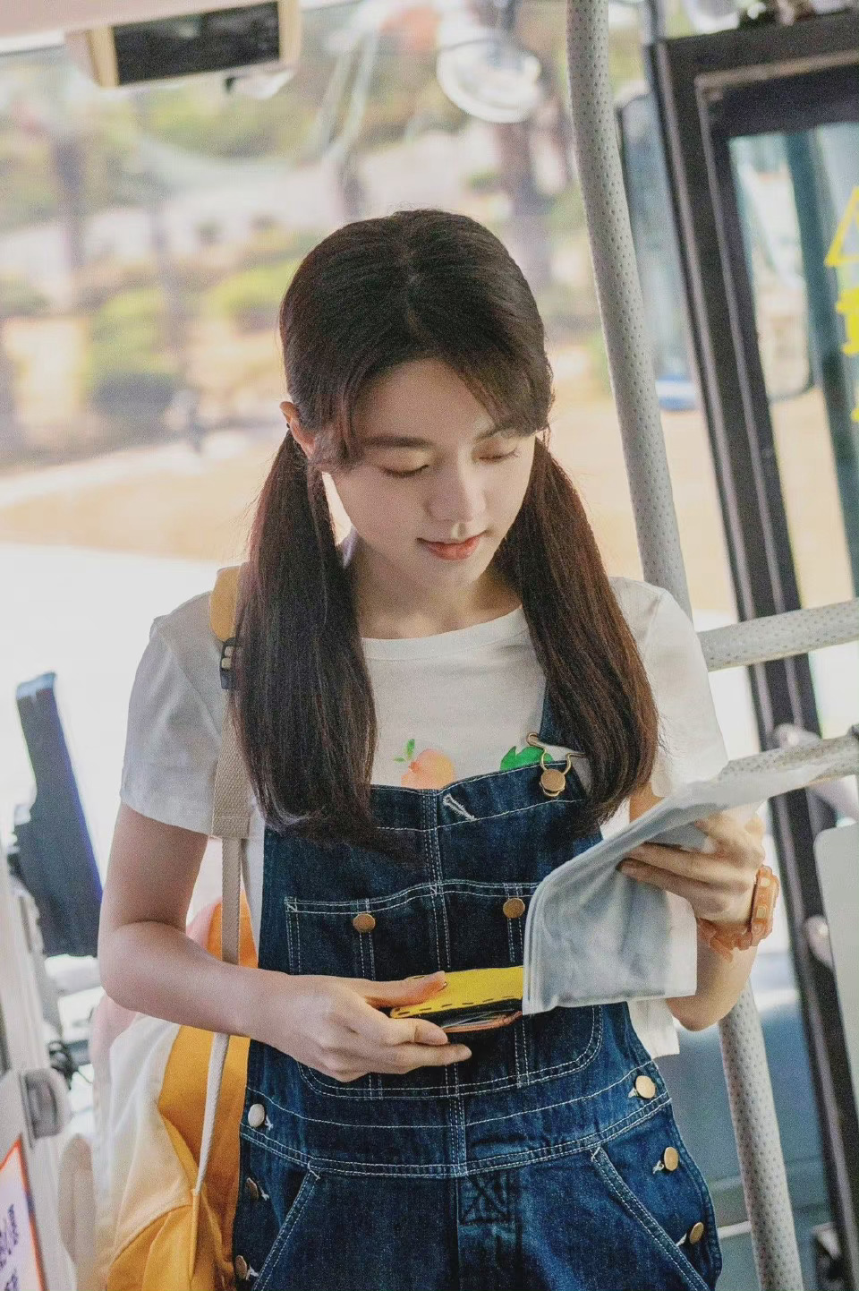 赵今麦最新双马尾造型低双马尾77元气背带裤妹妹真的超可爱