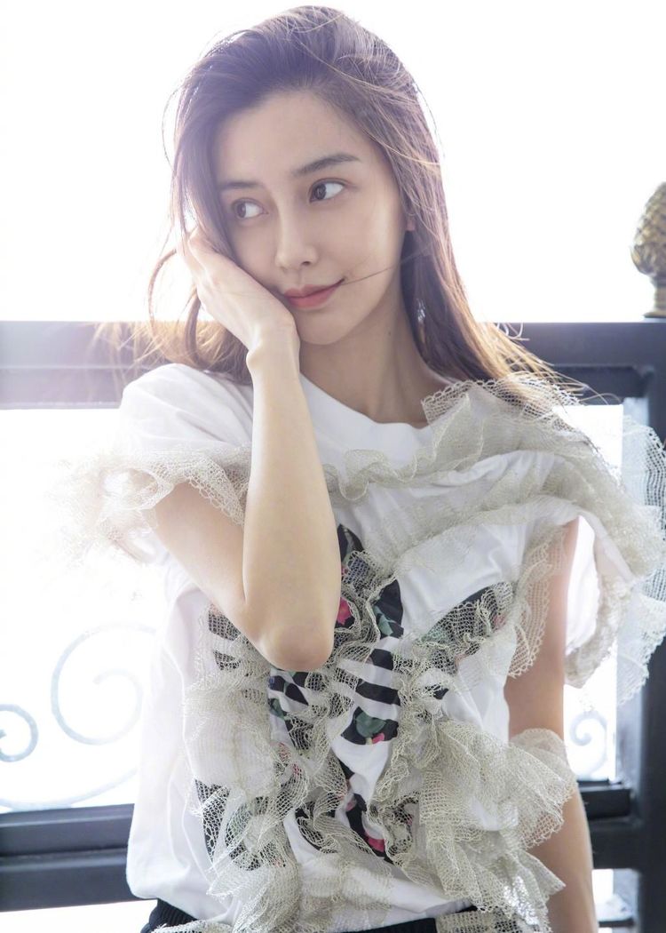 杨颖可穿白t拼接蕾丝长发飘飘仍旧少女感十足