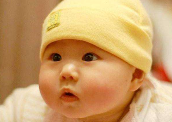 正常的婴儿"攒肚",大多发在满月至2个月期间,宝宝3,4天不拉臭臭是常态