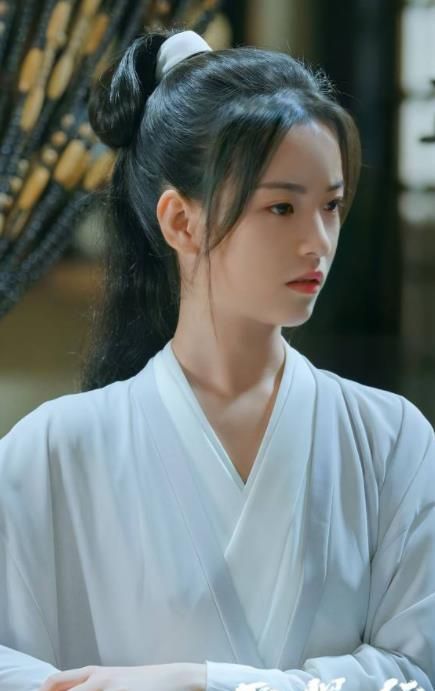 近期,李庚希则以《雪中悍刀行》《超越》两部戏霸屏,亡国公主姜泥和