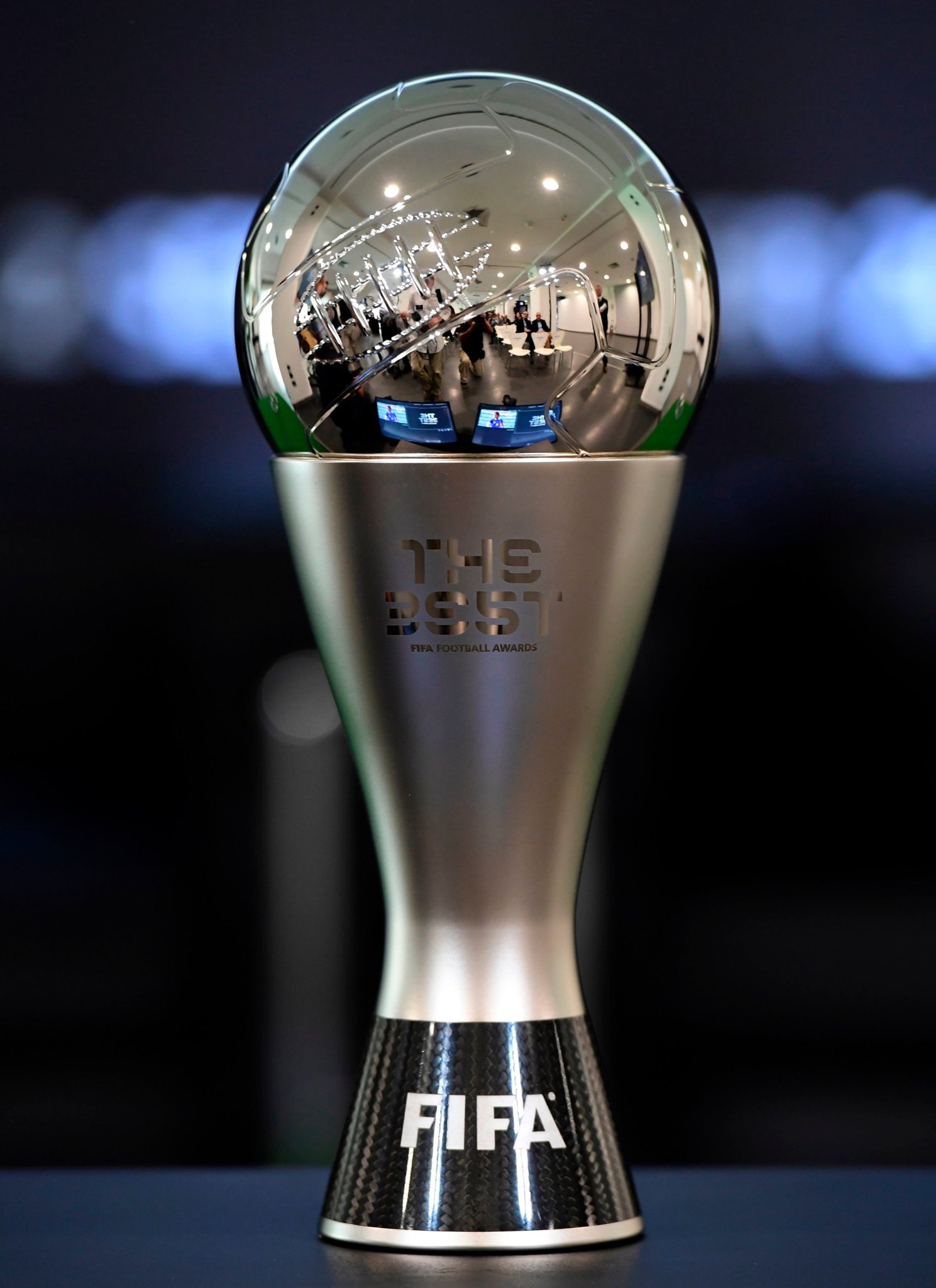 fifa年度颁奖礼莱万力压梅西蝉联世界足球先生