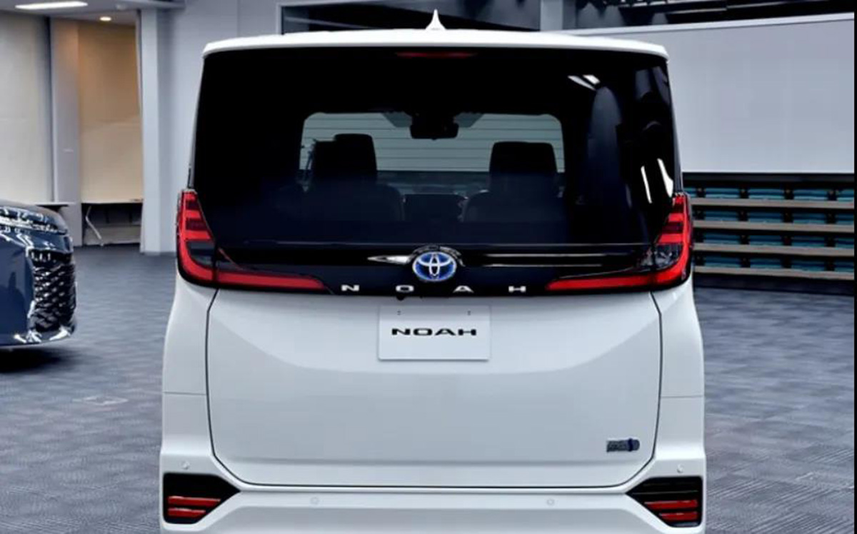 小号的埃尔法丰田新款大7座mpv实车侧滑门223布局