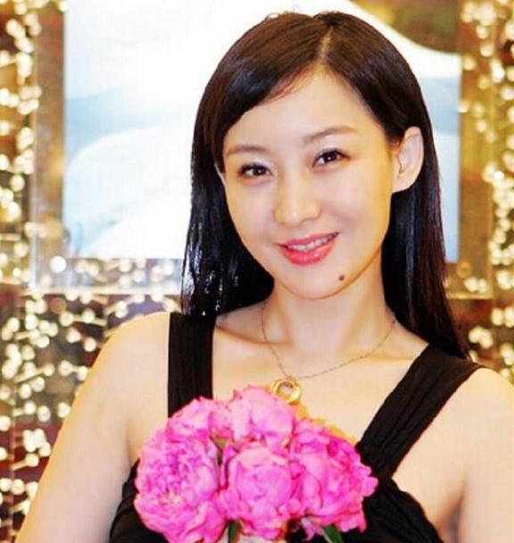 50岁买红妹近照模样大变面部僵硬难认出如今事业大好