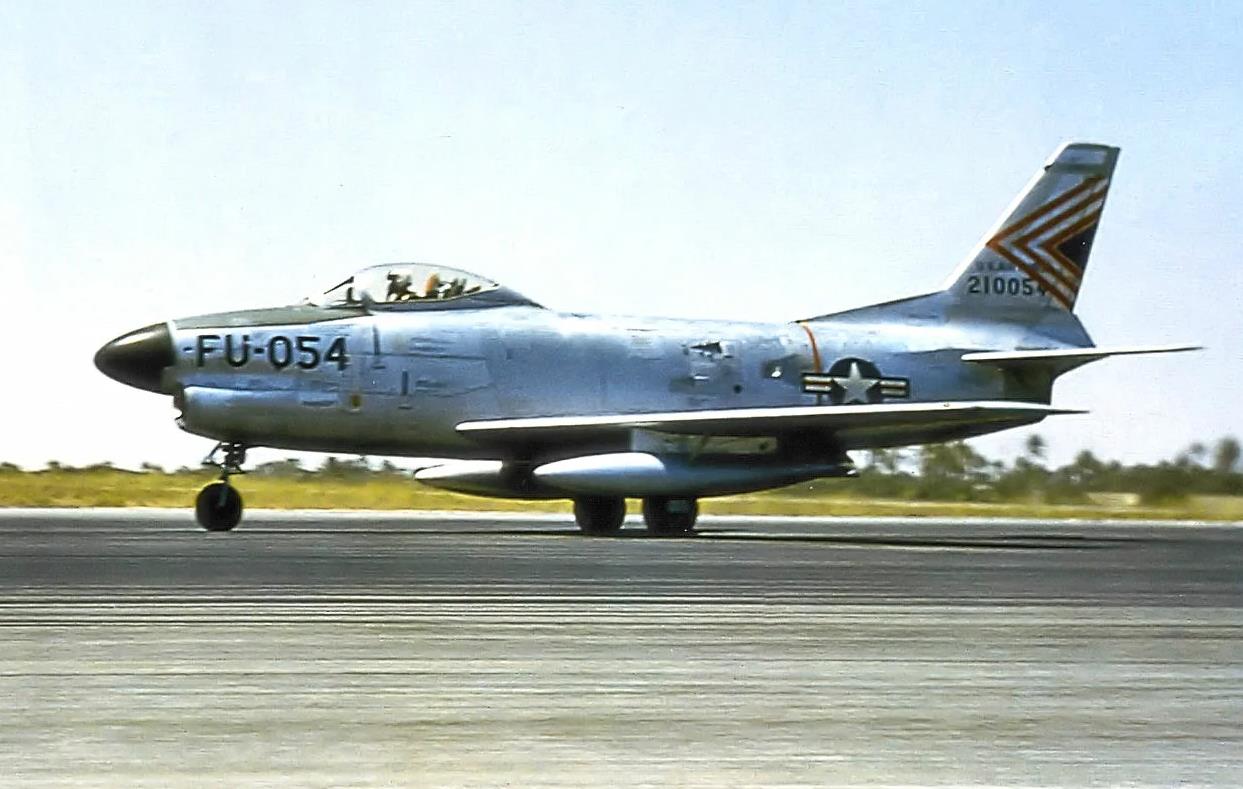f-86d截击机,做出较大技术改进,绰号"军刀狗"!