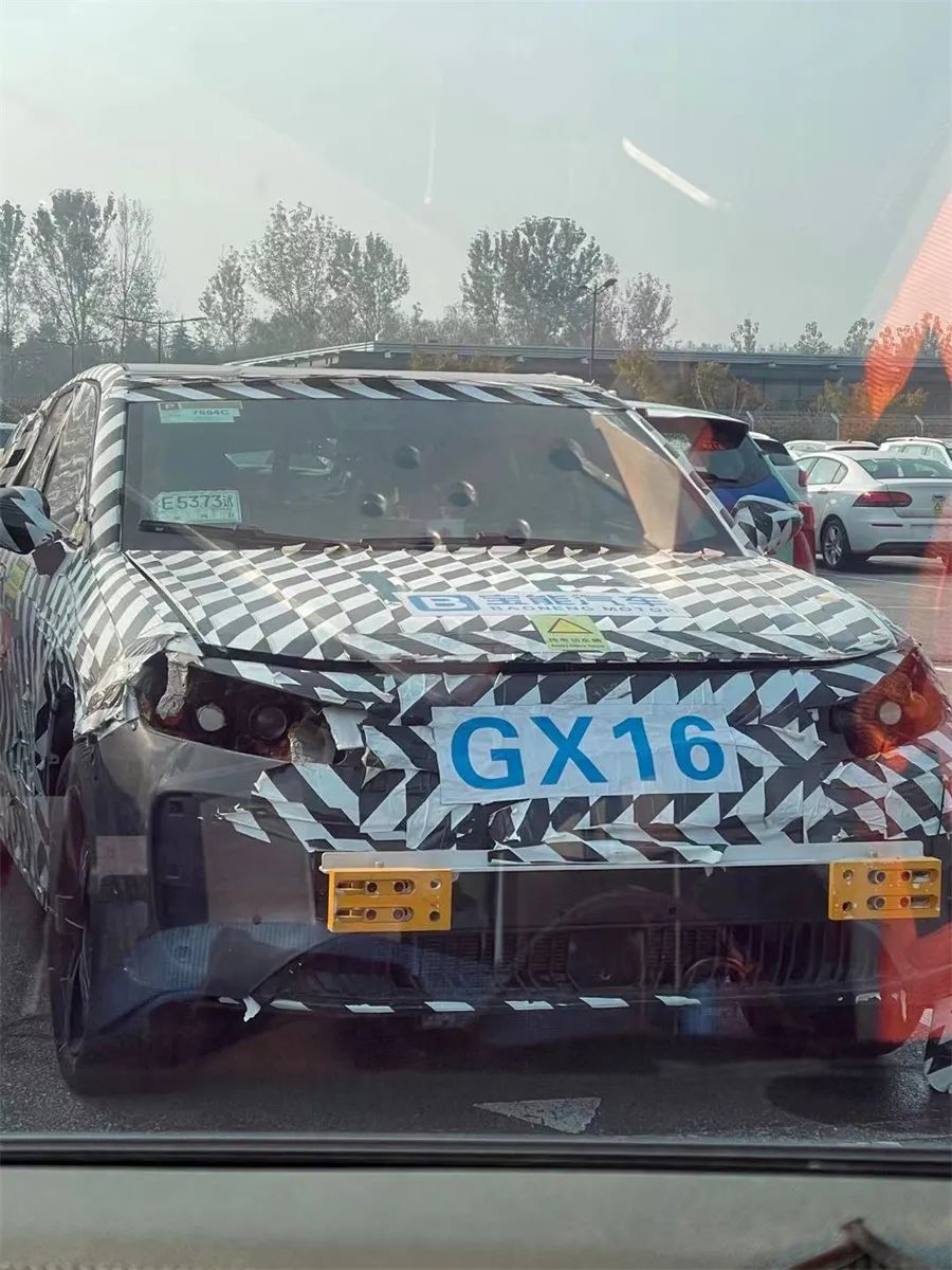 当时宝能汽车表示,目前"bao"首款车型已初具雏形,新车内部代号gx16