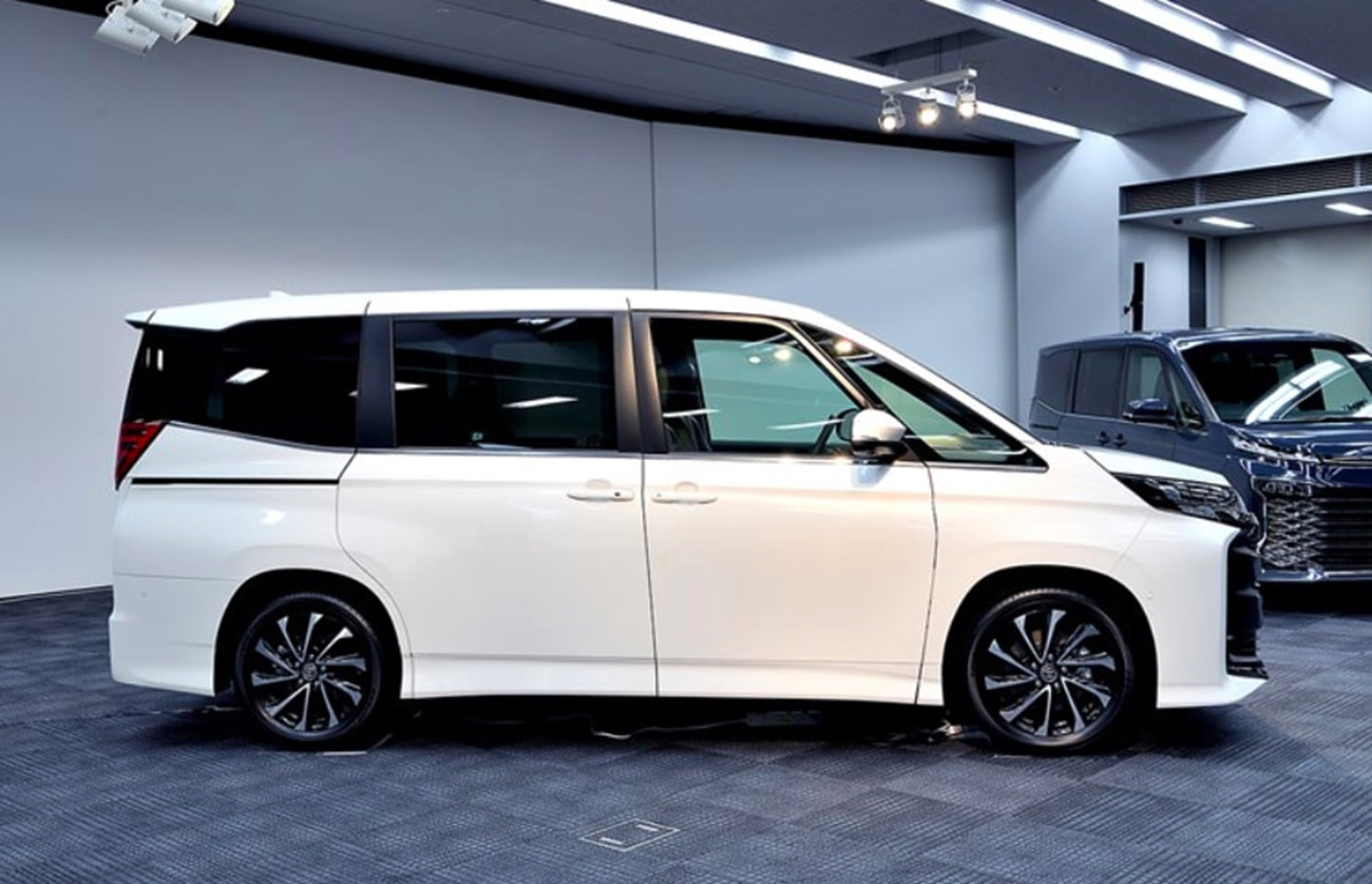 小号的埃尔法,丰田新款大7座mpv实车,侧滑门,2 2 3布局