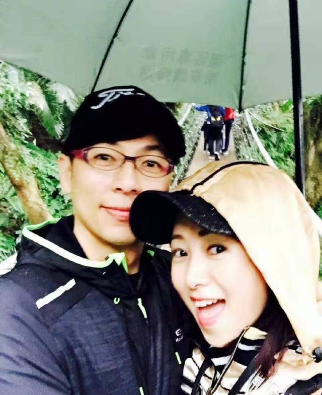 翁虹的第一任丈夫伍伟杰是美国大西洋赌城的ceo,身家千万,但二人结婚