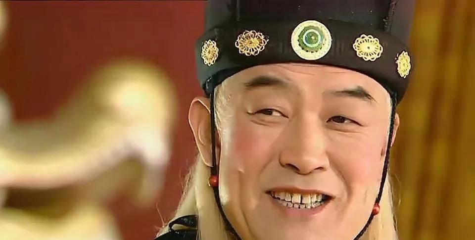 开始他假扮皇后与出云国的乌丸对掌,曹正淳嬉笑间就把乌丸打飞,神态