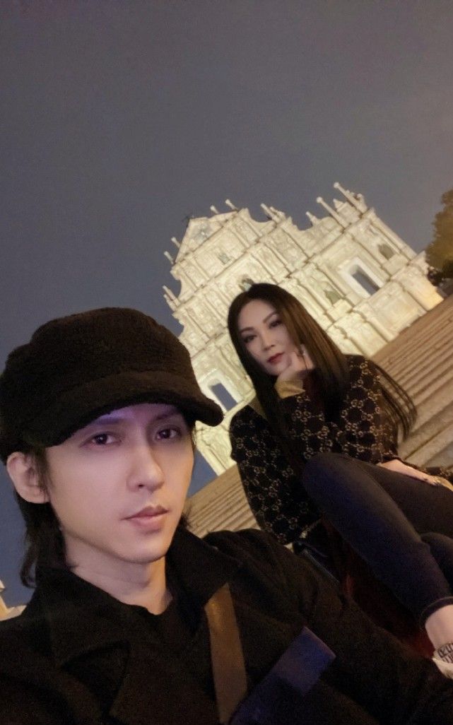 晒出的照片中,张淇一身黑装坐在老婆前面捧着手机拍摄,少年感十足,不