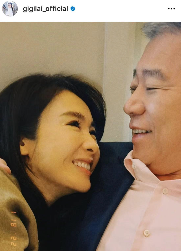 依偎对方怀中满脸笑容,男方头发斑白显老态|黎姿|马廷强|鲜花_新浪