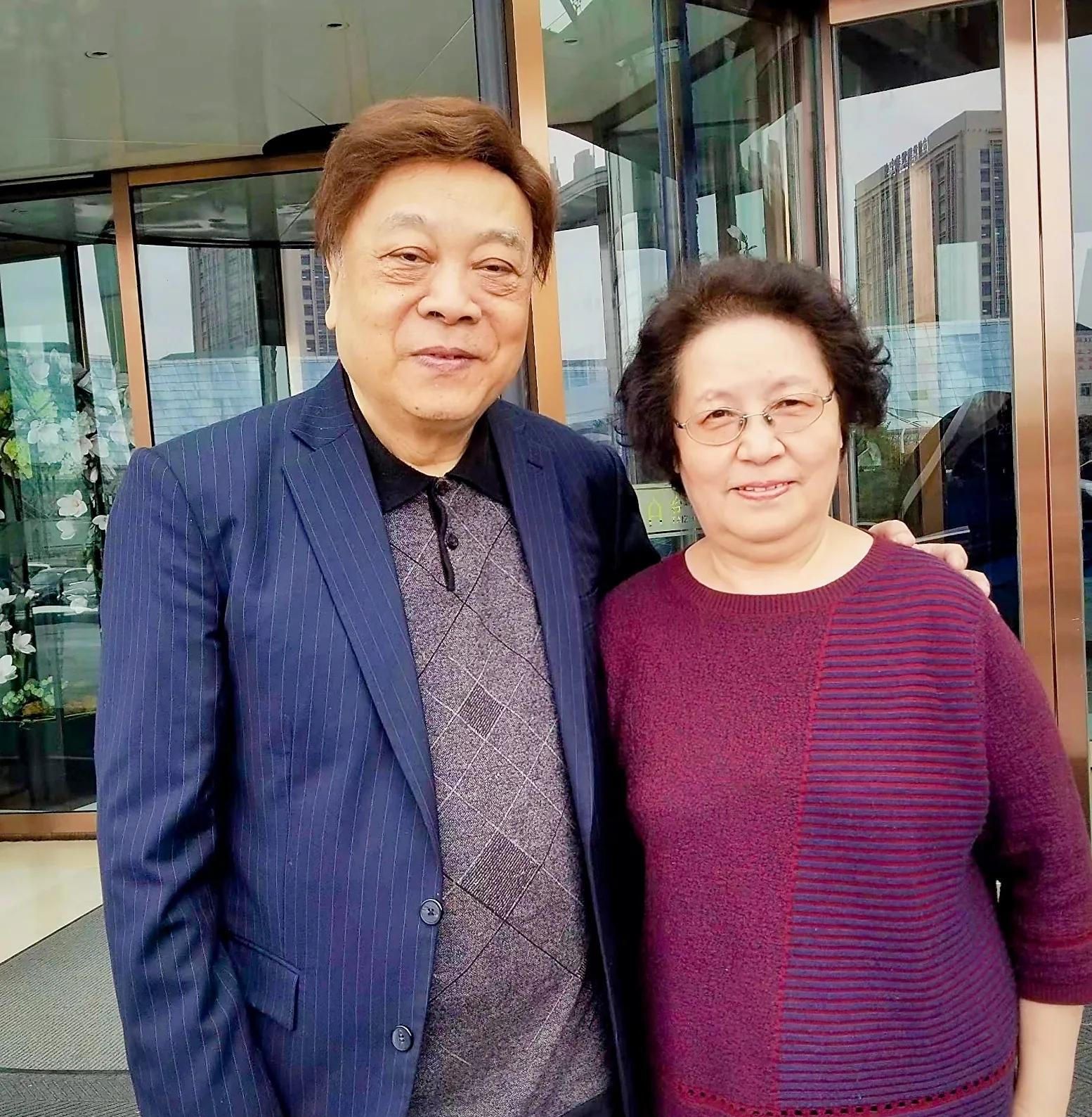 赵方为父亲赵忠祥塑像杨澜含泪主持怀念倪萍哀痛拥抱友人