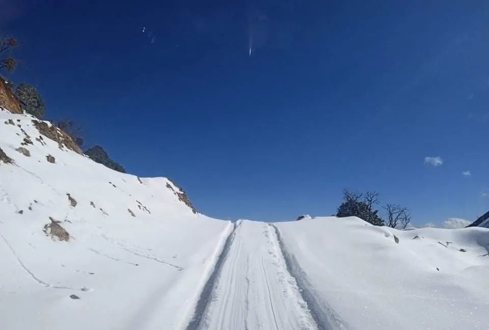 缅甸北部小镇下大雪啦！一下就是三天，积雪都堆了好厚一层休闲区蓝鸢梦想 - Www.slyday.coM