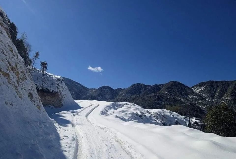 缅甸北部小镇下大雪啦！一下就是三天，积雪都堆了好厚一层休闲区蓝鸢梦想 - Www.slyday.coM