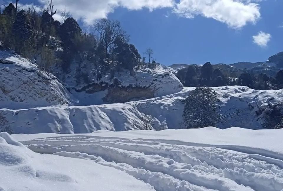 缅甸北部小镇下大雪啦！一下就是三天，积雪都堆了好厚一层休闲区蓝鸢梦想 - Www.slyday.coM