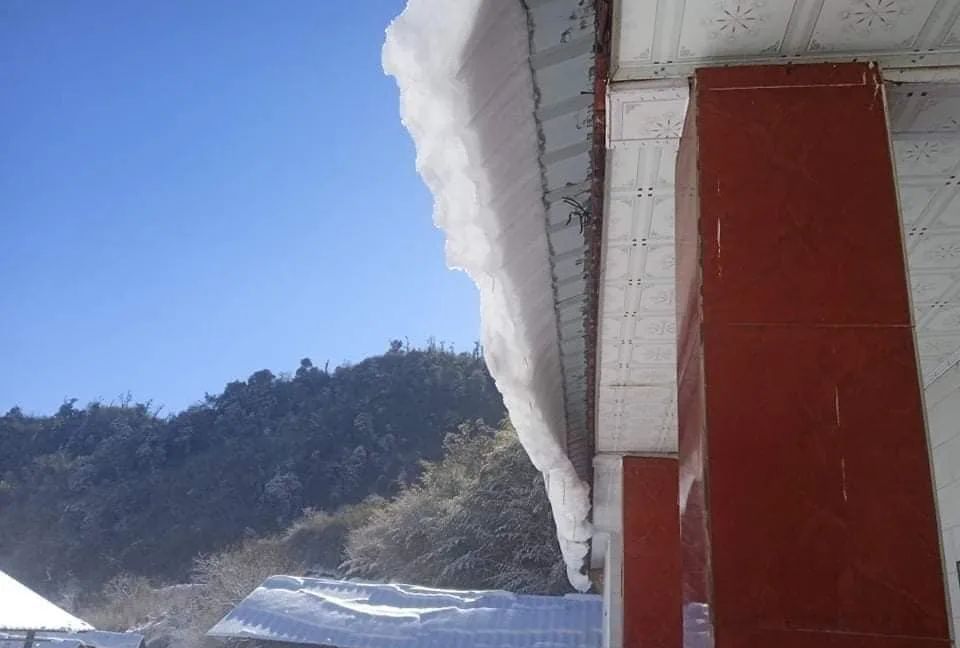 缅甸北部小镇下大雪啦！一下就是三天，积雪都堆了好厚一层休闲区蓝鸢梦想 - Www.slyday.coM