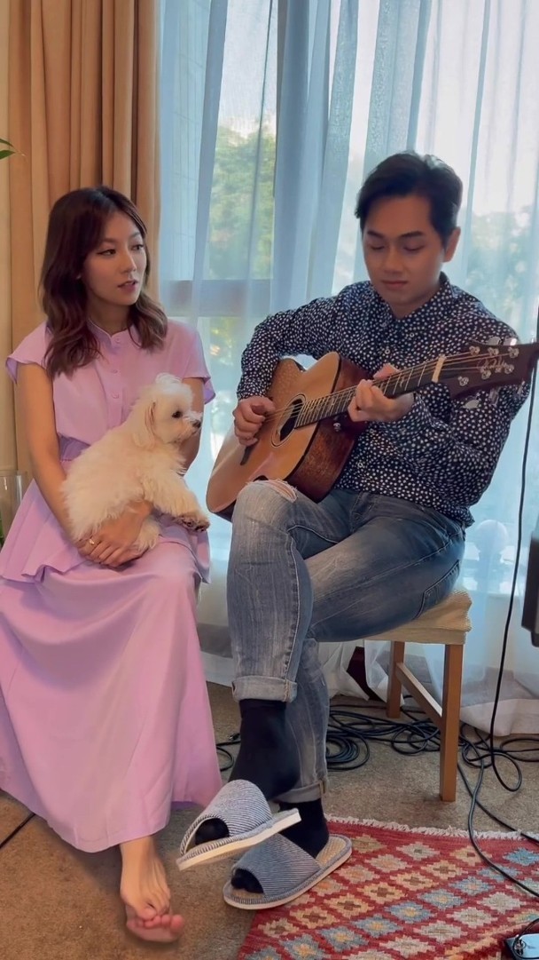 tvb富家女何雁诗首晒4个月的孕肚与老公郑俊弘创作歌曲送给儿子