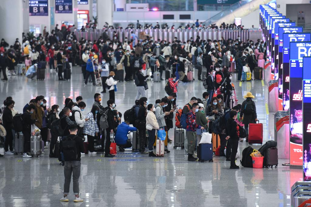 图为1月17日在深圳北站候车的旅客。新华社记者梁旭 摄