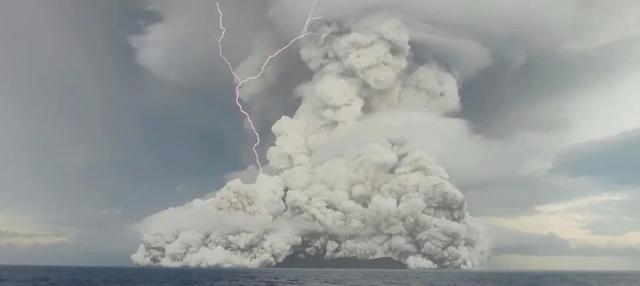 当地时间1月14日，汤加海底火山爆发视频截图。图源：路透社