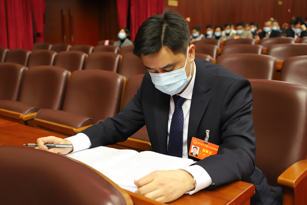 李历在研读政府工作报告