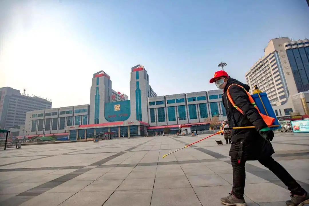 疫情下的春运郑州火车站广场静悄悄