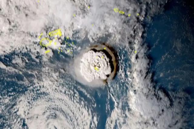 当地时间1月15日，日本气象卫星“海马8号”拍摄的卫星图像显示，汤加海底火山喷发。图源：视觉中国