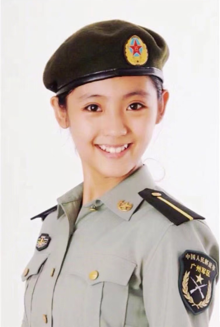 去年的建军节,她和徐璐一样,也把军装翻了出来,重新拍了一组照片.