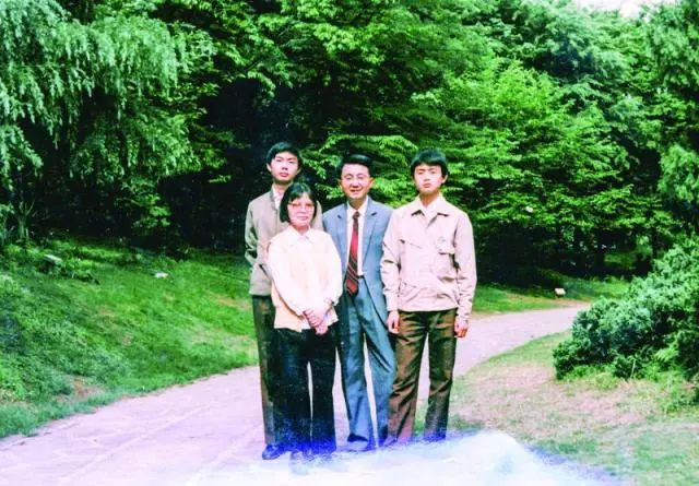 “男子殡仪馆打来电话：能不能写写我们的天才儿子”看哭全网，最新消息传来→休闲区蓝鸢梦想 - Www.slyday.coM