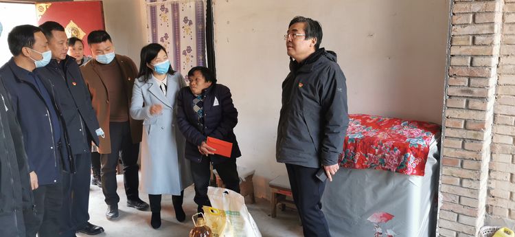 在段家镇坊镇村,马荣界看望慰问了留守儿童韩沁宸