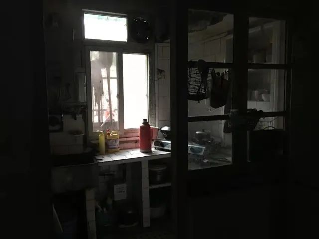 他从殡仪馆打来电话：“能不能写写我们的天才儿子。”休闲区蓝鸢梦想 - Www.slyday.coM