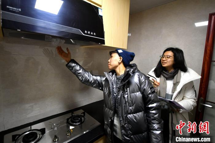 图为陈燕婷(左)和小雅在选好的配租房查看厨房内的电器、设备等。　吕明 摄