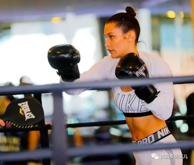 bellahadid这个腰是真实存在的看着她瞬间有运动的动力了