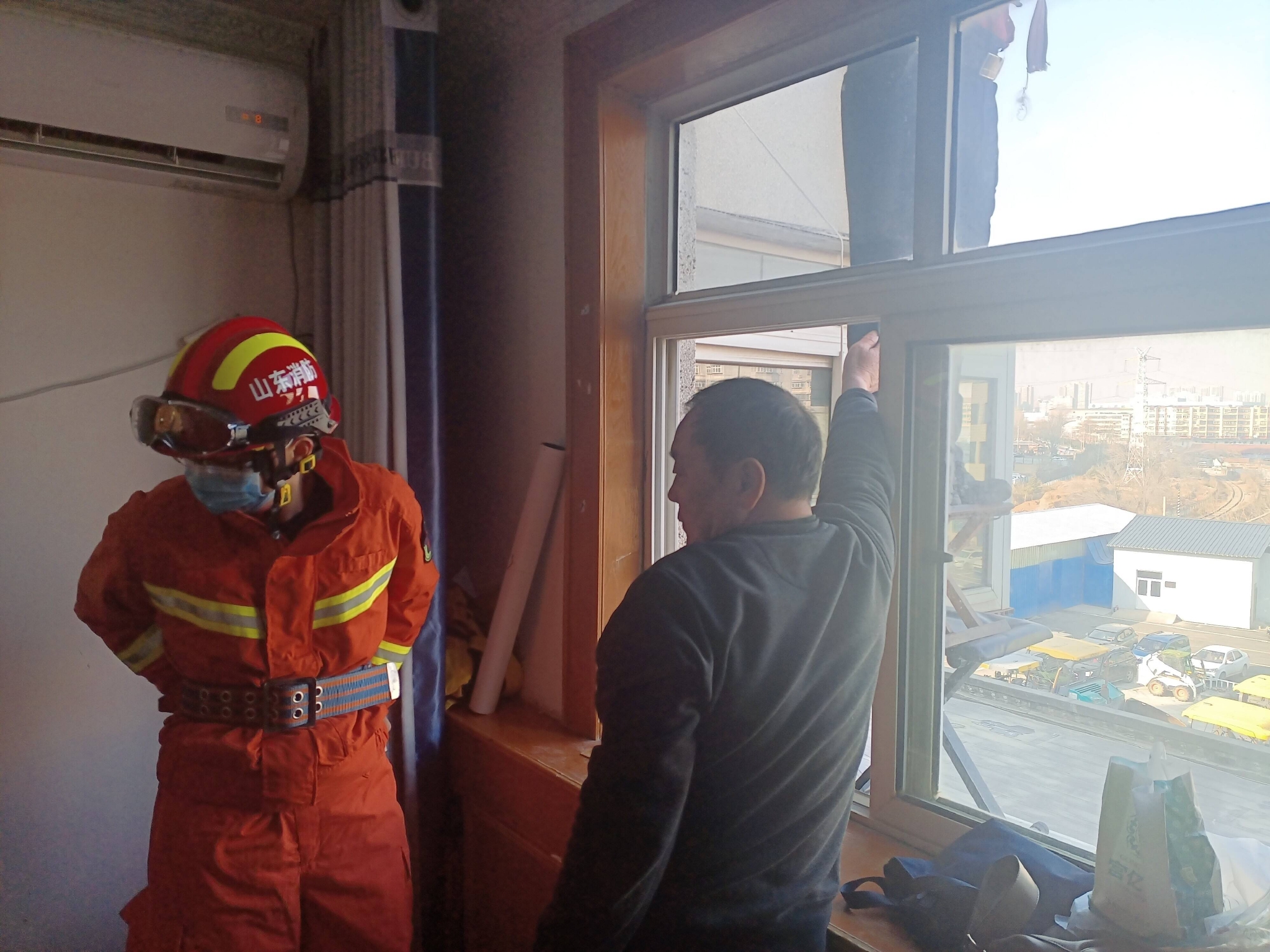 济南一男子翻窗“空降”取钥匙被困窗外 消防紧急救援！休闲区蓝鸢梦想 - Www.slyday.coM