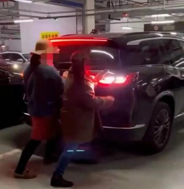 女子"人肉占车位"遇狠人，被强行顶开！警方回应来了休闲区蓝鸢梦想 - Www.slyday.coM