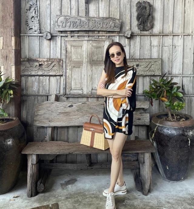 泰55岁华裔富婆晒照秀腿65万爱马仕随手放鸽子蛋钻石耳环抢眼