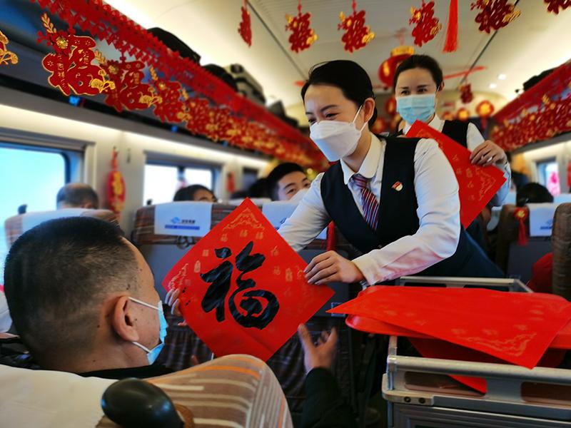 2022年春运首日这些让人温暖的瞬间