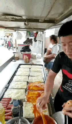 ▲山东德州，德职烤冷面哥直播出摊儿。图源快手id：674376036