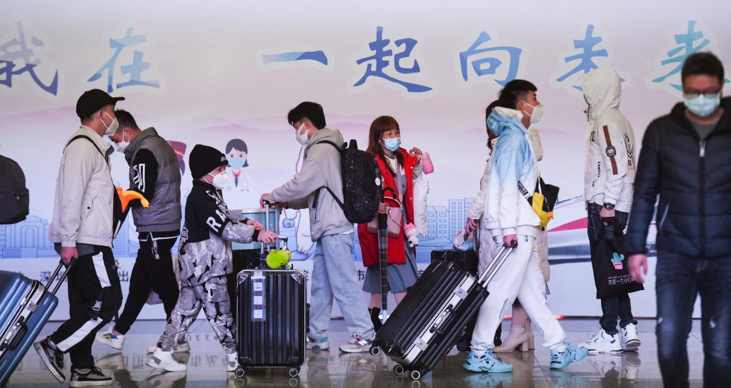 图为1月17日在深圳北站的旅客。新华社记者梁旭 摄