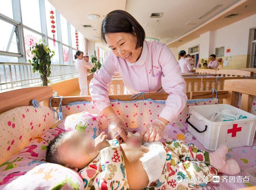 1029名孩子的“妈妈”——她把命运的亏欠补给这群孤弃儿童休闲区蓝鸢梦想 - Www.slyday.coM