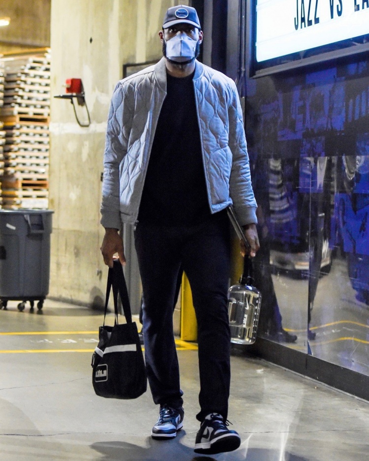 湖人|詹姆斯|入场_新浪新闻