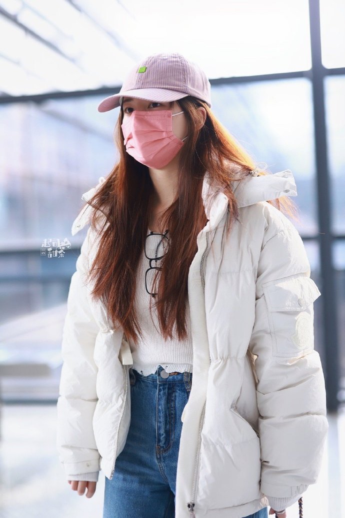 赵露思今日机场饭拍 白色羽绒服搭配牛仔裤……|赵露思|羽绒服|牛仔裤