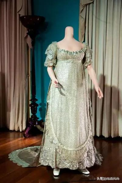 突显出年轻新娘的身份地位,而夏洛特的婚纱代表着这种传统的结束