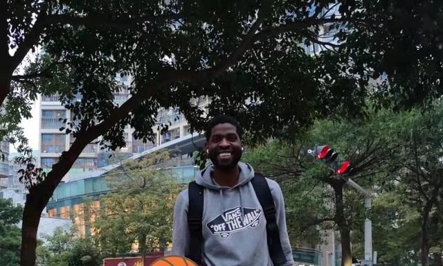 福建队本赛季续约了小外援特雷·高登,在对阵广东队的比赛中他依旧