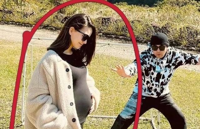 昆凌正式官宣怀3胎周杰伦大方晒老婆孕肚目测已有5个月