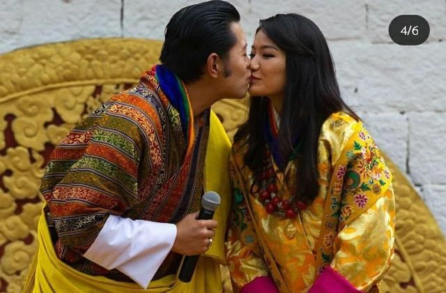 佩玛穿裙子开心的与旺楚克拍照,冰山美人也有另一面|佩玛|旺楚克|不丹