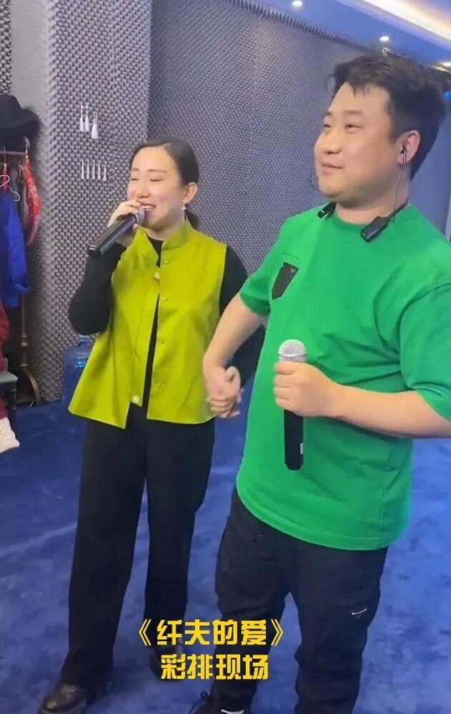 近日,丫蛋和小鹏飞在彩排节目时,同台献唱了一首经典老歌《纤夫的爱》